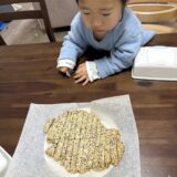 【簡単】4歳息子と体にやさしいおやつ作り【黒ごまスティッククッキー】